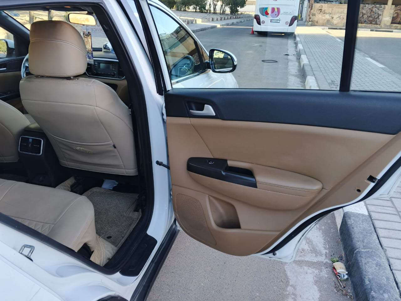 1. كيا سبورتج  خليجي
2. موديل2020.
3. رقم اربيل (( بسم عربي مكانه راعيه بغداد )) تحويل مباشر بنفس اليوم. عندي وكاله بيه عامه مطلقه سنويه منتهيه صارله ١٥  يوم مدفوعه رسوم بس تسلم قديمه تستلم جديده للعلم ملاحضه السياره كفاله فقط بيه ثلاث شخوط بارد فقط بدون صبغ ومصلحات 
4.  السيارة جديدة جدا ومكفولة كفالة عامة صبغ وضربه 
5. الداخل كشنات حمصي جلد ومخمل.
6. المري شفط 
7. ثلاثة انظمة قيادة.
8. محرك 2000 دوش.
9. تبريد قطعتين امامي وخلفي.
10. نظام مانع تزحلق.
11. فول تحكمات ستيرن جهتين.
12. بلوتوث.
13‏(Aux+Usb)
14. كروس (مثبت) سرعة.
15. سويج تشغيل عدد 1
16. مكانها بصره 5ميل 
17. حساس امامي وخلفي.
18. ويل كروم.
19. سايد بريك بالرجل
20. تحكم ستيرن جهتين فول.
21. السيارة ماشية 163
22. لد نهاري 
23. السعر 185 ورقه بيه مجال حك جيتك *********** واتساب فقط
بي البصرة, العراق
