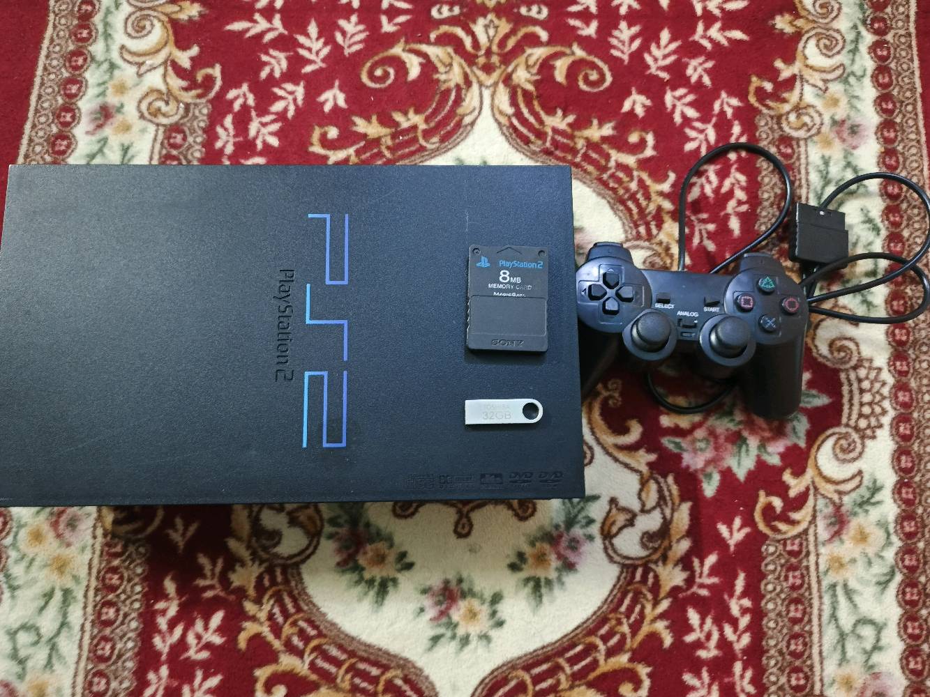 بلي 2 نضيف وشغال وياه يده وحدة وفلاش 32 GB، بي 70 لعبة وكامل التوصيلات، سعره 40 وبي مجال مكاني نجف 
