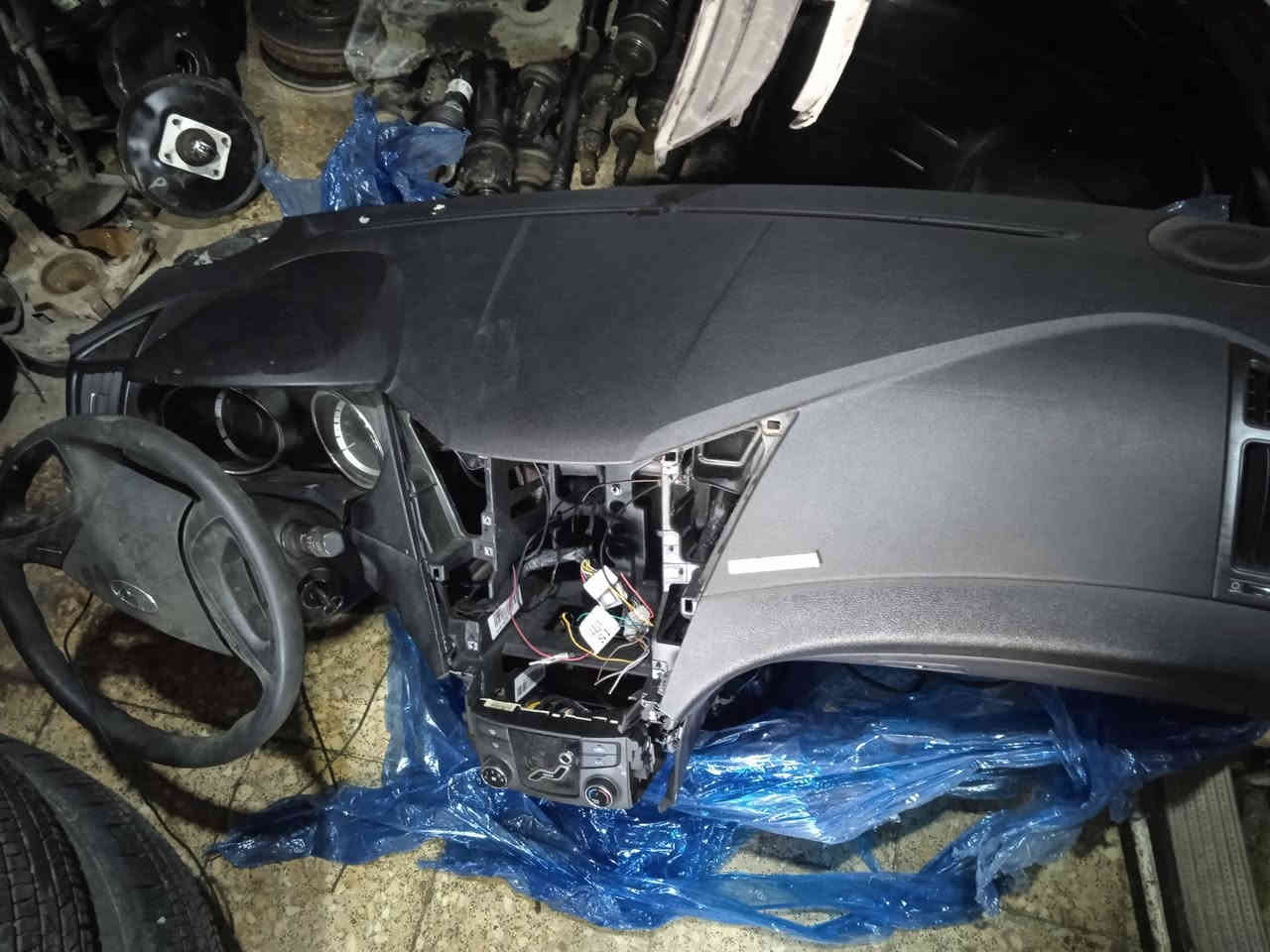 سلام عليكم غراض سوناتا دشبول مضلع
وجاملغات يمنه مضلع وقديم
ووياله امريكي قياس ١٨
مكاني حله حي الصناعي
رقمي ***********
