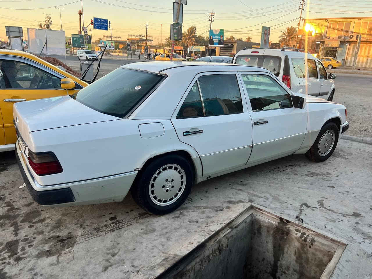 مارسدس دب للبيع
موديل 91
رقم كربلاء الماني
قواعد دبلات بلاد
مكينه وگير مكفولات بطه اثنين ونص
تخم تاير 
حدادية 80%
مصبوغه عام
سنوية نافذه

المو شراي لا يخابر رجاءاً 

الديوانية قضاء غماس
السعر 45 وبيها مجال 

***********
