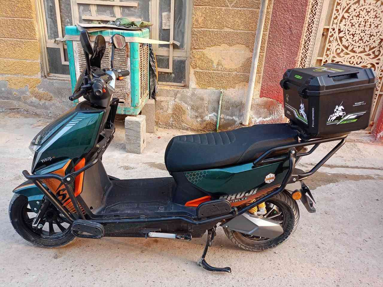 دراجن شحن للبيع جديده 
مواصفات 3 نمر سرعه 70 + نمره سبورت
نضام بك R 
لايت عالي ناصي 
نضام USB شحن موبايل
اشاير 4 شغال 
الدراجه جديده ماصار اقل الشهر من ماخذها من المعرض مابيها اي نقص + خوذه 
السعر 850 قفل مكاني مدينه الصدر الجوادر 
رقمي ***********
