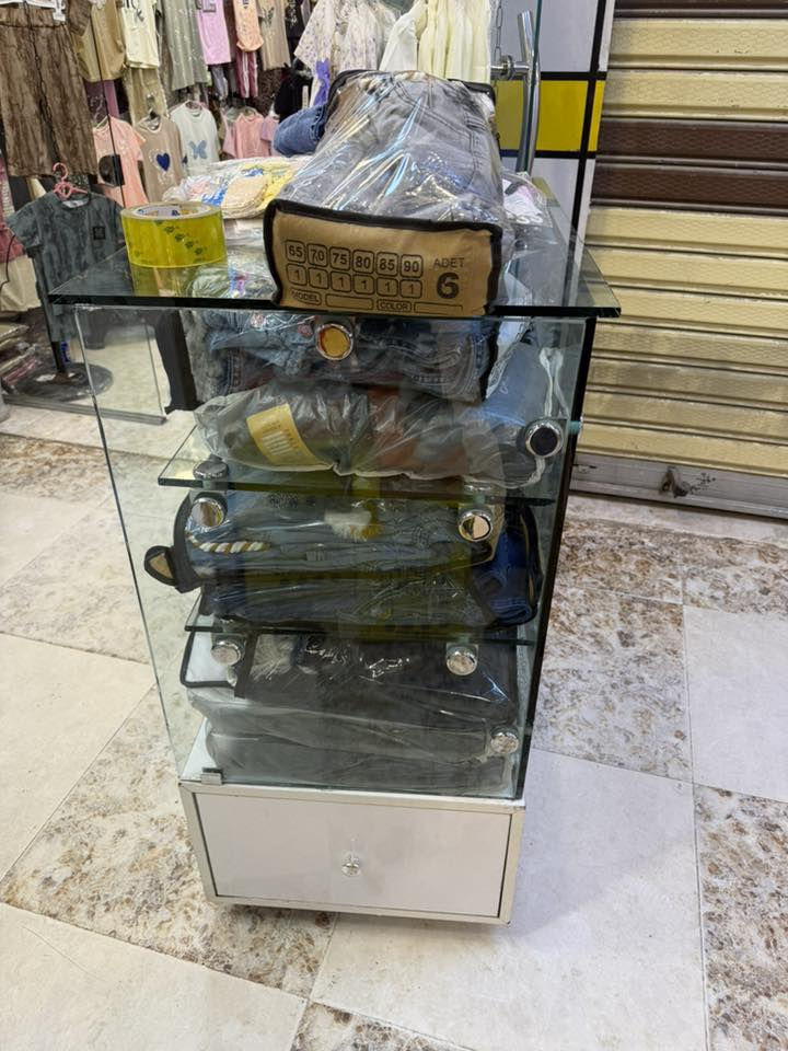 ميز خشب و بلول كلش كلش نظيف وجديد للبيع بسعر مناسب واتساب ***********
