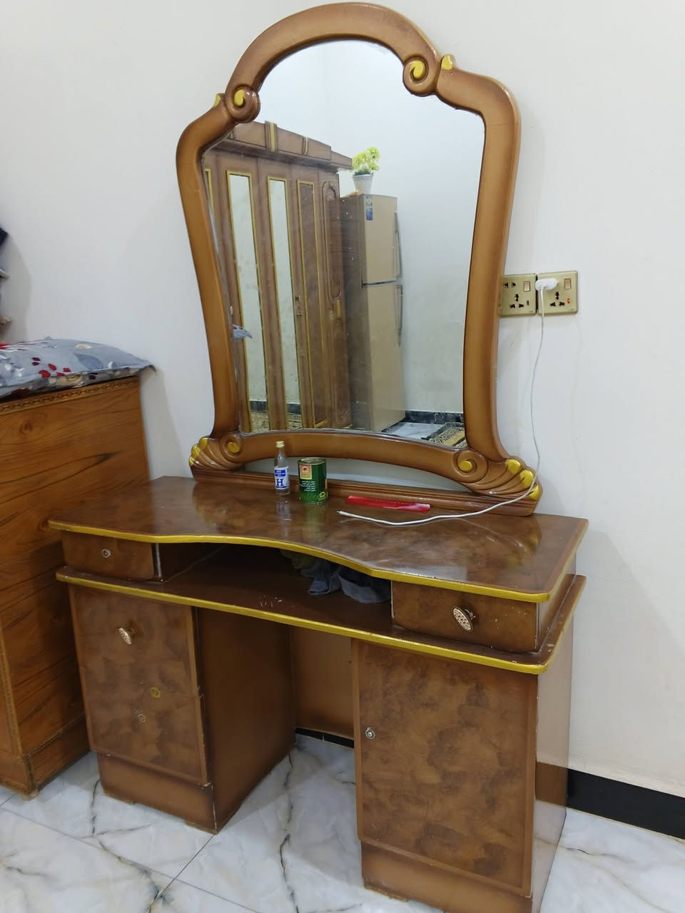 سلام عليكم غرفة اخشاب كويتي قويه للبيع نضيفه وجديدة هيه ودوشكته سعر 650 وبيه مجال لشراي عنواني الزبير ***********
