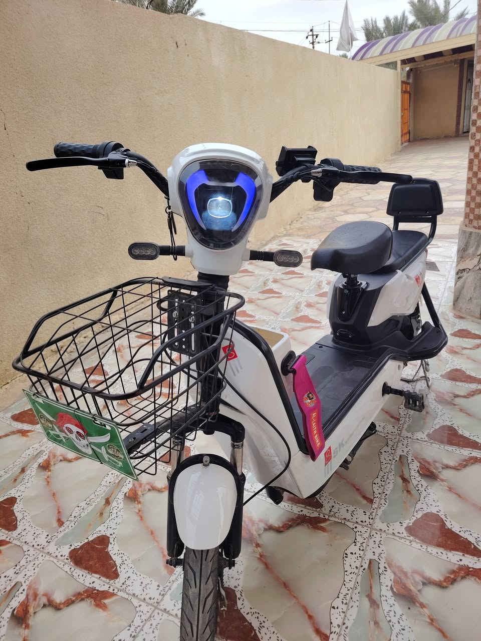 السلام عليكم دراجه شحن نضيفه كلشي بيه شغال استعمال قليل للبيع 250 مكانه بابل ***********
