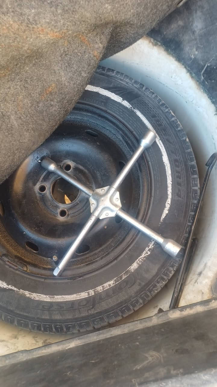 جمعه مباركة 
بيجو بارص ٢٠١١ للبيع 
السيارة بيها نواقص بسيطة 
السيارة كلها شغالة كهربائيات انارة جام سنترلوك تدفئة ملغي تبريد شغال بس ضعيف 
السيارة حدادية امامية جديدة عينه و صينيه جديدة كلتج خفيف كلش 
مكان السيارة النجف مشخاب 
٣٩ و بيها مجال بسيط بعد المعاينه 
***********
