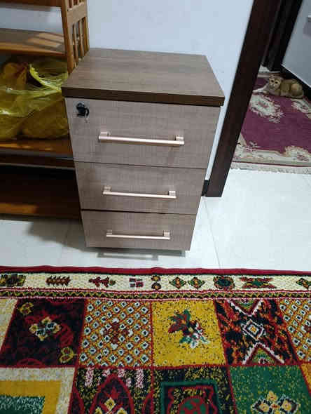 للبيع زوالي ايرانيه كاشان قياس 3*4 سعر 200 وميز طعام 6 كراسي سعر 50  ودولاب 50 بغداد حي الجامعه ***********
