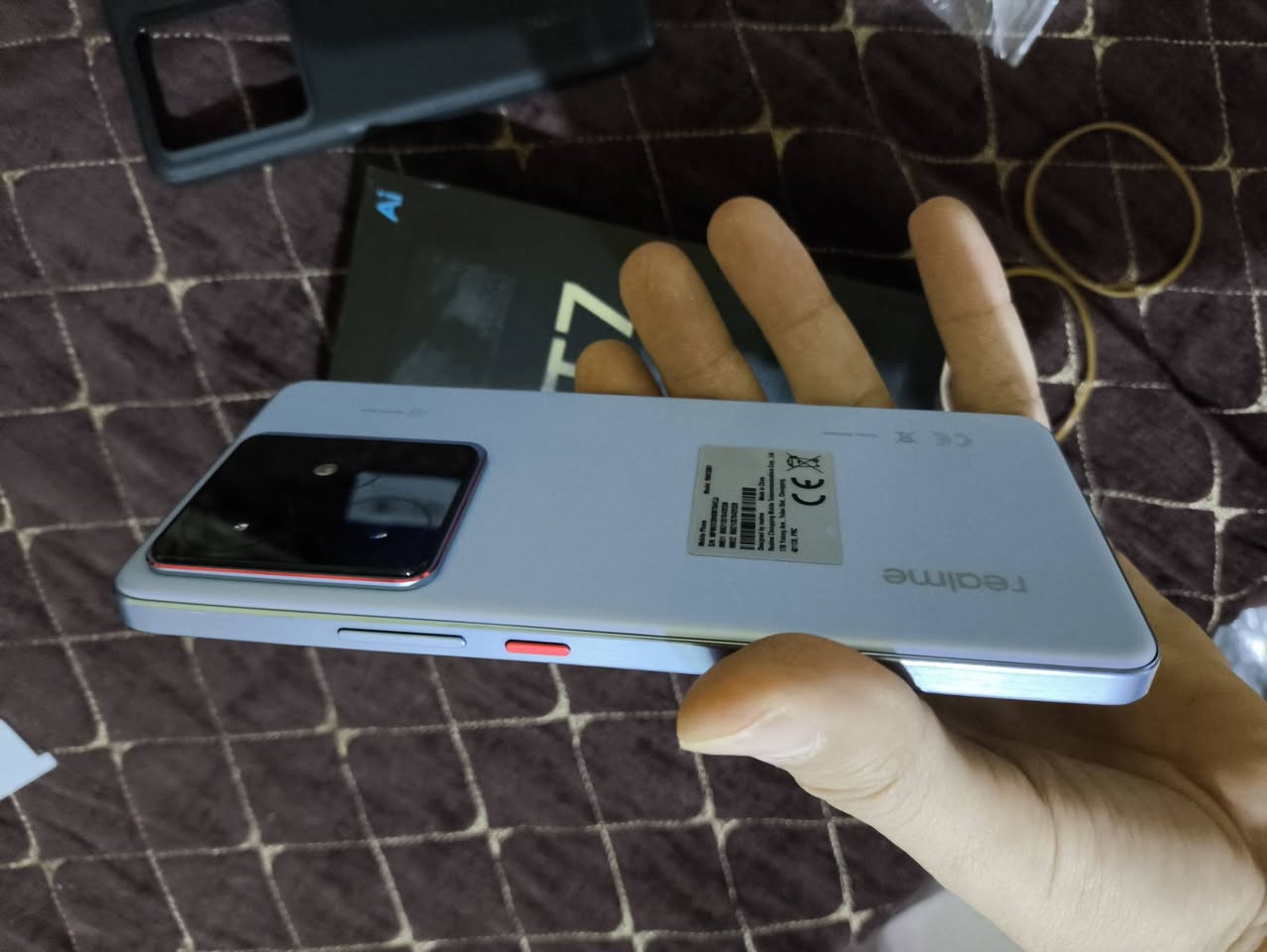 وحش الالعاب ريلمي GT 7 اخو الجديد فقط مفحوص السعر 550 وعندي توصيل وهاي مواصفاته 
ذاكره 512 و عشوائية 12+12 يدعم الذكاء الاصطناعي شاشته امولد 120 هيرتز ينطيك ببجي
المعالج اقوى معالج للالعاب + الشحن 120 واط

مواصفات هاتف Realme GT 7 الرئيسيةيأتي الهاتف كأحد أقوى الأجهزة المنافسة في فئته، وتتضمن مواصفاته الرسمية ما يلي:
الشاشة : شاشة ممتازة من نوع LTPO AMOLED بحجم 6.78 إنش، وبدقة 1.5K تدعم معدل تحديث 120Hz، وسطوع خارق يصل إلى 6000 شمعة.
المعالج : مزود بمعالج فئة الفون الممتازة MediaTek Dimensity 9400e بتكنولوجيا 4 نانومتر لتقديم أداء قوي في الألعاب والذكاء الاصطناعي.
البطارية والشحن : بطارية عملاقة بسعة 7000 مللي أمبير تدعم الشحن السريع الخارق بقوة 120 واط (Ultra Charge).
الكاميرا : كاميرا خلفية رئيسية بدقة 50 ميجابكسل بمستشعر Sony IMX906 مع مثبت بصري OIS، تتيح تصوير فيديو بدقة 4K وميزة Dolby Vision.
النظام والتبريد : يعمل بنظام Android 15، ويحتوي على نظام تبريد متطور بجزيئات الجرافين (IceSense) لتشتيت الحرارة أثناء الاستخدام المكثف.


**إذا كنت صاحب هذا الإعلان وتريد حذفه لأي سبب، رجاءا أرسل رسالة إلى الدعم الفني**