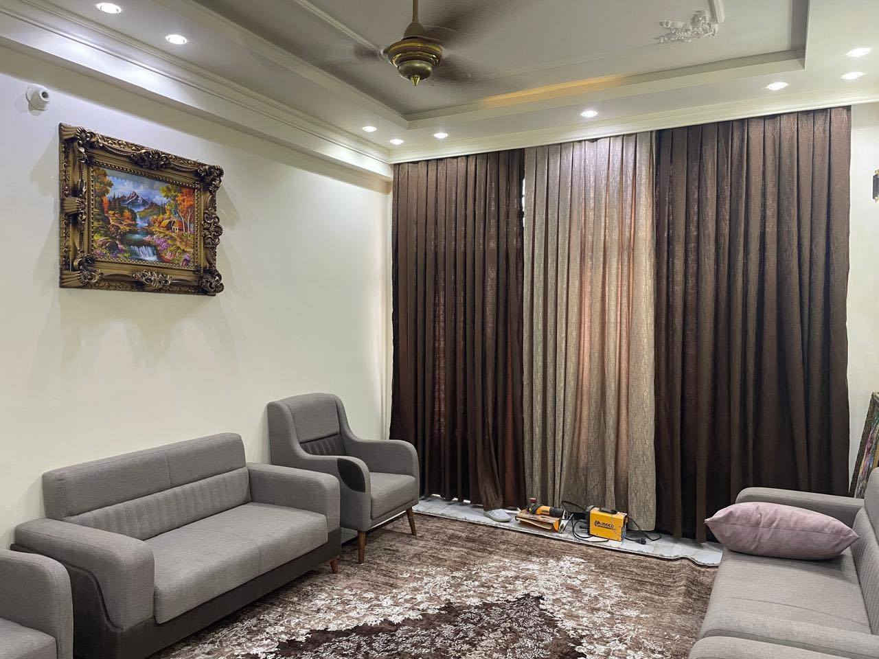 ١٠٠ م واجهه ٥ نزال ٢٠  دار للبيع طابقين السريدات الجديده مربع ٣  الفوك مثل الجوة نفص بس بيتونه ستاره مواد موجوده بس عمل نقص شارع صب للاستفسار مراسله وتساب***********
