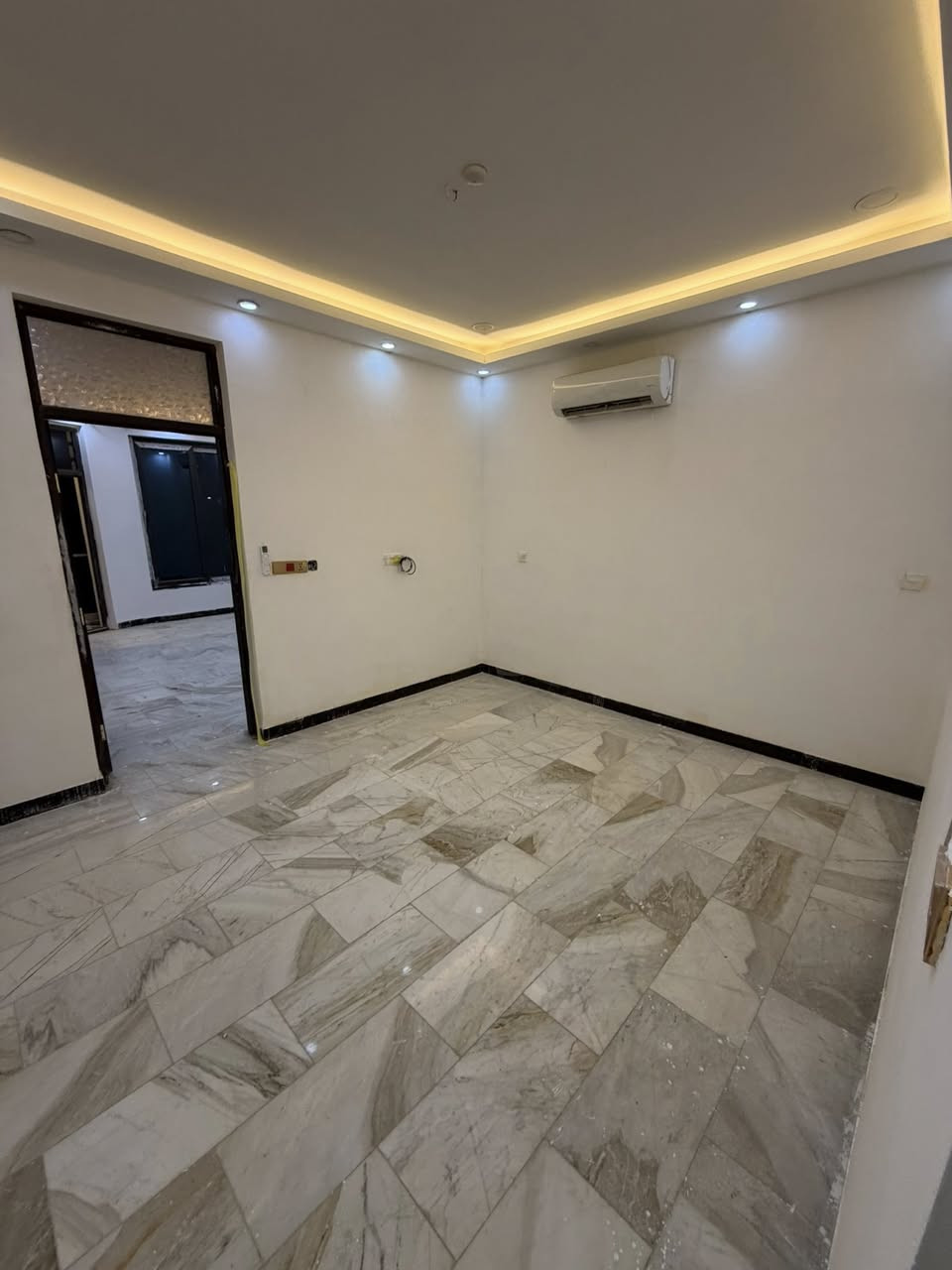 شقه للايجار فارغه 
غرفه وصاله + هول داخلي 
ومطبخ وحمام 

عنوان الشقه الحارثيه شارع الزيتون 📍
 ايجارها مناسب جداا 

للاتصال والاستفسار 
***********
