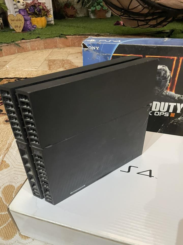 بلي 4 امريكي اصلي ما مفتوح ولا داخل صيانه ابد كامل غراضه كارتون وملحقاته مهكر بي 5 العاب 
السعر 250 وبي مجال لشراي 
 ***********
