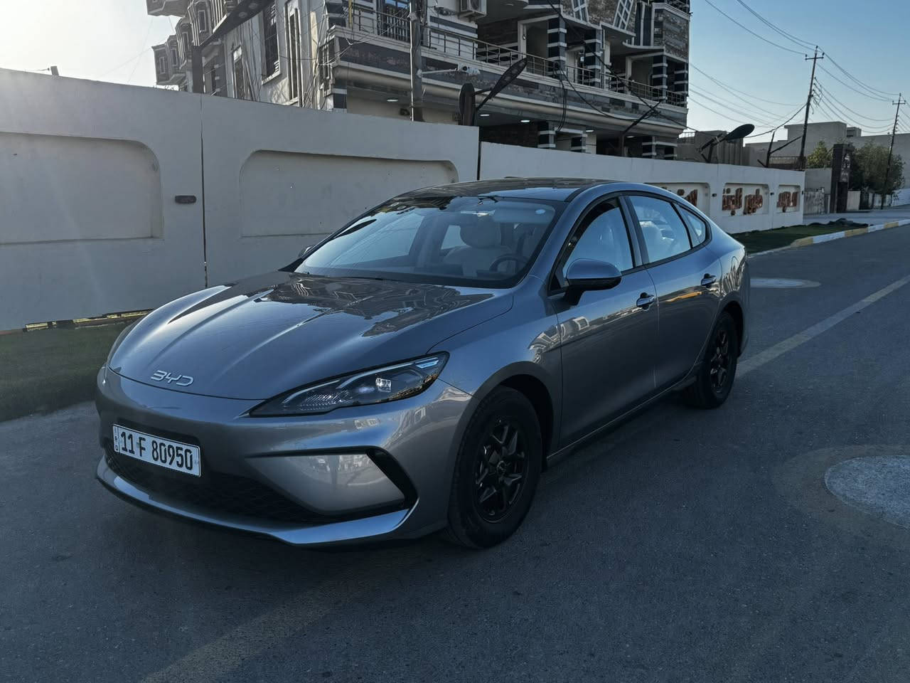 سلام عليكم 
بي وأي دي سيل 5 للبيع موديل 2025 
سيارة جديدة ماشيه 3000الف 
بيها طخة بالجاملغ الامامي واضح بالصورة 
سيارة بعدها على وضع الشركة وغراضها كاملة 
مرقم بغداد بسمي 
سعرها 17.750 رقم تلفون ‭ ***********‬
