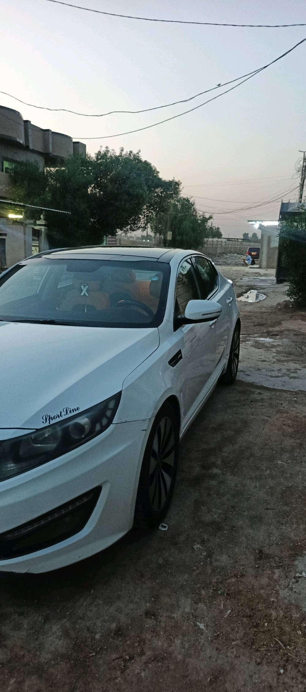 سيارتي كيا أوبتيما سبورت لاين، شكلها نظيف ومرتبة من داخل وخارج، اللون أبيض والداخلية بيج مع لمسات حمر، وشاشة وسطية وتنجيد مرتب. السيارة تبين محافظة ومجهزة بشكل حلو، ومناسبة للي يدور أوبتيما ستايل رياضي ونظيف.
