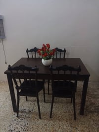 ميز طعام  يحتوي على 4 كراسي بالون اسود، مستطيل مساحه الميز متر وربع 07...