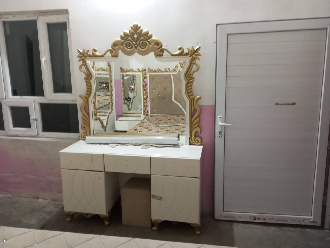 غرفة نوم للبيع سعرها 300 الف وبيها مجال المنطقة دوميز الزراعي قريب على محطه شمس للتواصل ***********
