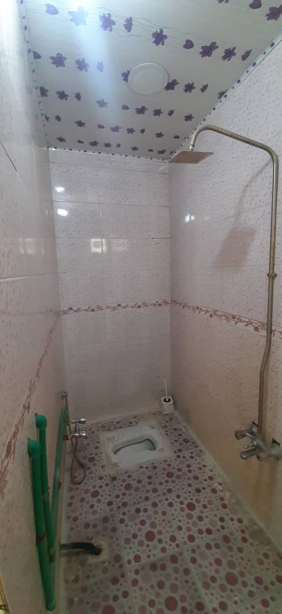 مشتمل للايجار طابق اول درج باب معزول مباشر على الشارع 

كربلاء حي شهداء الموظفين خلف مجمعات الإنشائية وقريب من شارع جامعة كربلاء الموظفين 

يحتوي على غرفة نوم . مطبخ . صالة . صحيات . طارمة 

مجهز بخط مولد ذهبي.  سخان . تانكي . ماء 

الإيجار ٣٠٠ الف شهريا 

عائلة نفرين 

للاستفسار *********** صاحب المنزل ابو حسن
