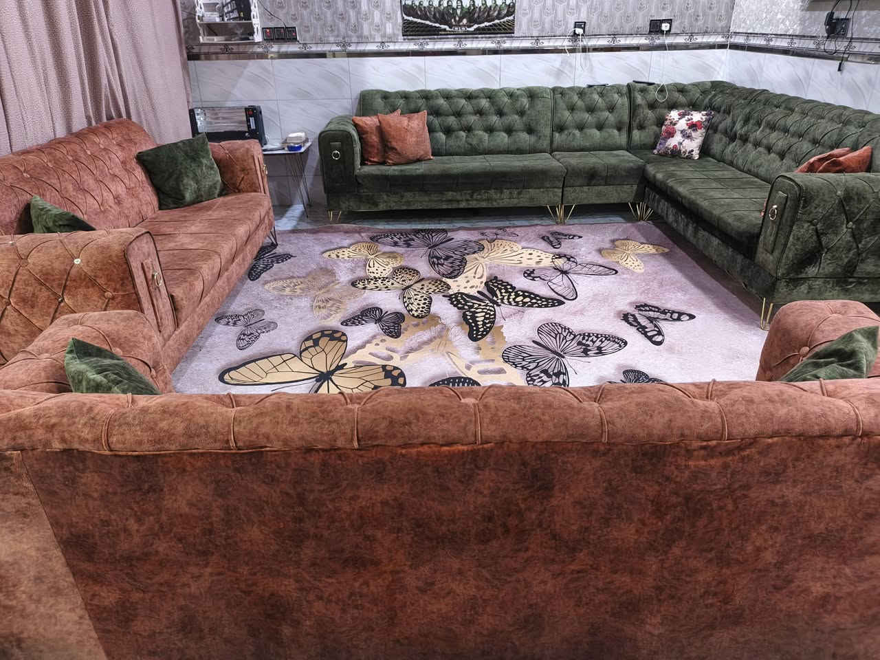 الديوان 14 مقعد مع الطبلات سعره ٤٥٠ 
اخو الجديد شخط مابيه تسكام قوي جداا

عنواني التراث 
***********
