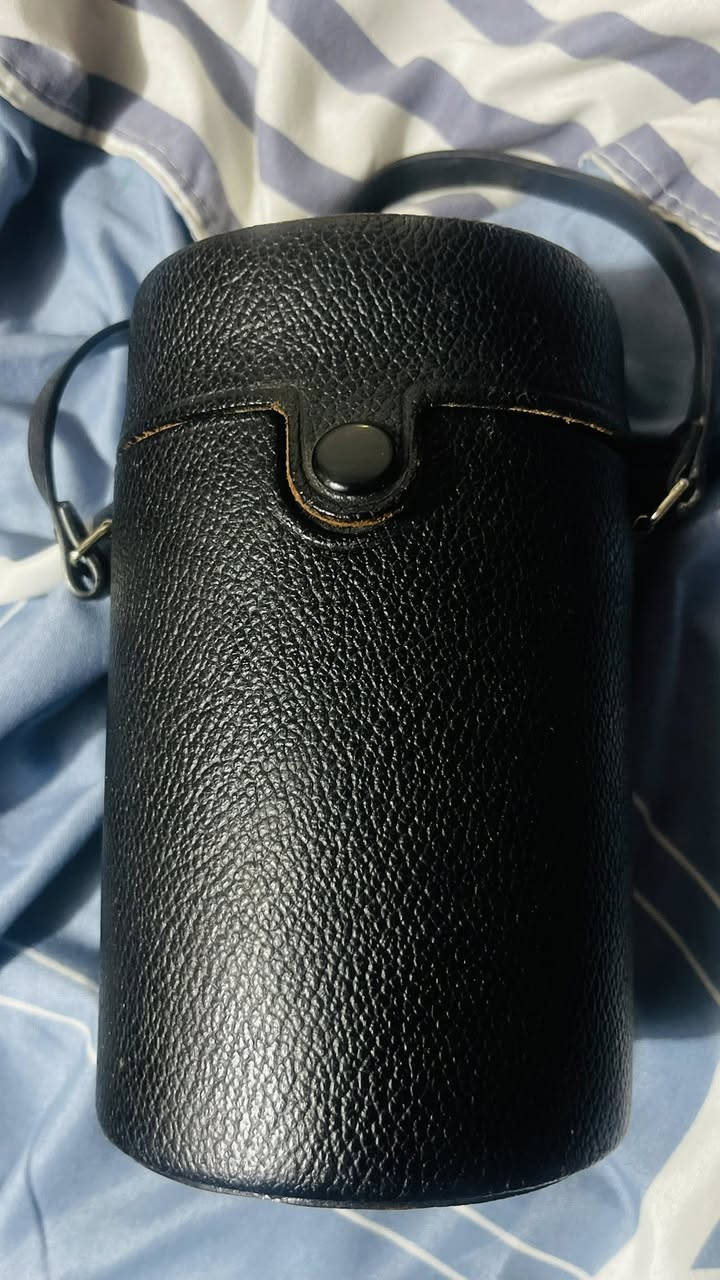 SUN AUTO ZOOM MACRO 75-200mm f/4.5
(MC)
(واضح من الكتابة على واجهة العدسة بالصورة)
خليني أشرح لك تفاصيلها بشكل مبسط .
• المواصفات الأساسية:
(Telephoto Zoom) النوع: عدسة زوم •
• البعد البؤري: 75mm إلى 200mm
→ يعني تقدر تقزب الصورة (زووم) من متوسط إلى بعيد
• فتحة العدسة: f/4.5 (ثابتة تقريبًا)
• بيها خاصية تصوير قريب (ماكرو) :Macro MC: تعني Multi-Coated (عدسة بطبقات لتقليل
(الانعكاس

نضافتها 99‎%
وياها جنطه جلد اصليه
السعر 75 الف يوجد توصيل كافه المحافضات


**إذا كنت صاحب هذا الإعلان وتريد حذفه لأي سبب، رجاءا أرسل رسالة إلى الدعم الفني**