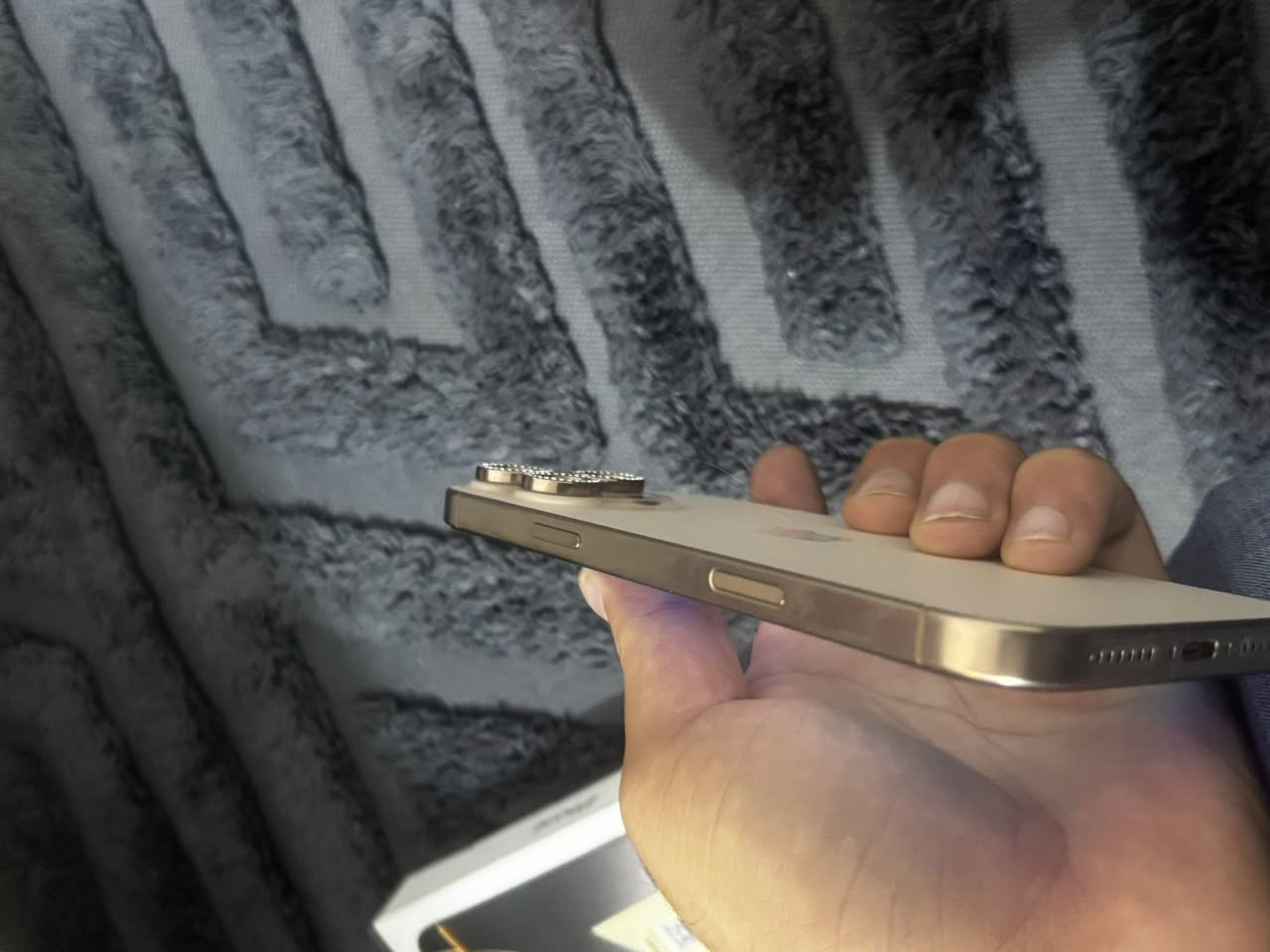 سلام عليكم 
ايفون 16 برو ماكس شرق اوسط بعده بل ضمان بطاريه 100 مشحون 221 مره
كامل ملحقات
الجهاز بي تعليك بسيط 
السعر مليون و200
*********** 
مكاني بغداد
