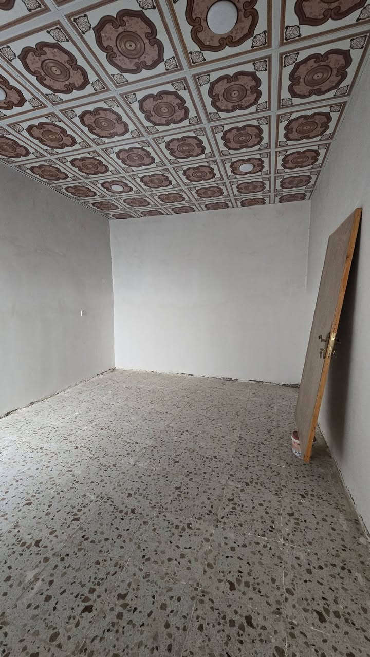 ♛ياﷲ دار للبيع مساحه ١٠٠م  بيت فارغ
♛اساس تجعيب لبناء بلوك السقف عكاده  بدون درج ولاتشاريف 
♛ سعر الدار 22 مليون  بيت جديد
♛غرفه صاله  استقبال  مطبخ صحيات طارمه
♛العنوان الكوفه البراكية  شارع المطار القديم مقابل مدرسة القصوى الاهليه ***********
