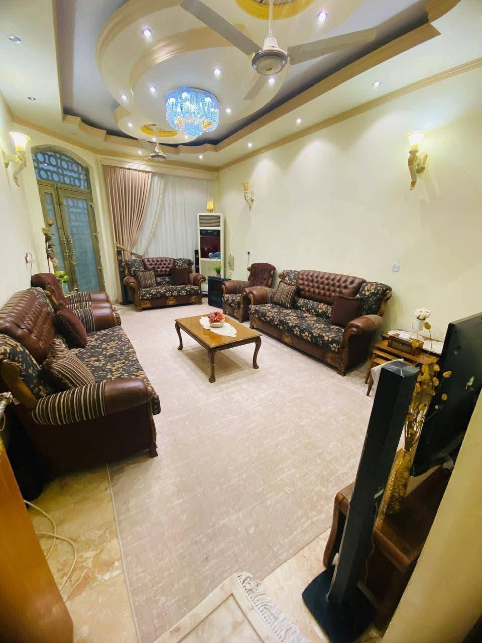يعلن مكتب عقارات أبو انور فرع الطويسه عن وجود بيت البيع في حي الخضراء مساحة 153 متر وجه 8 متر طابقين يحتوي على 4 غرف نوم وصاله 2 وستقبال ومطبخ وصحيات وكراج وحديقه بناء 2014 محدث شارع 12 متر قريب على الشارع العام بس شخص واحد مكان راقي ممتاز الستفسار الاتصال//***********//***********// كما نستقبل جميع عروضكم وطلباتكم التجارية والعقارية المكتب مجاز قانونيا المكتب ماقبيل مطعم الحسون عقارات أبو انور فرع الطويسه
