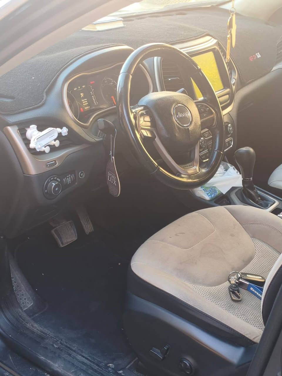 ارخص جيب بهاي المواصفات ونسخة تأسيسية
***********
جيب بزون 2016 فول مواصفات 
120 وينزل من سعرها ورقتين مال بانوراما 

بانوراما 

بصمة 

بصمة ابواب 

تشغيل عن بعد 

صندوك كهرباء 

حساسات 

مراية اوتودم 

محرك 2400

كشن السائق كهرباء ٣ حركات 

شاشة اكبر مقاس مع كامرة خلفية 

رقم بغداد 

لاستفسار اكثر على خاص
