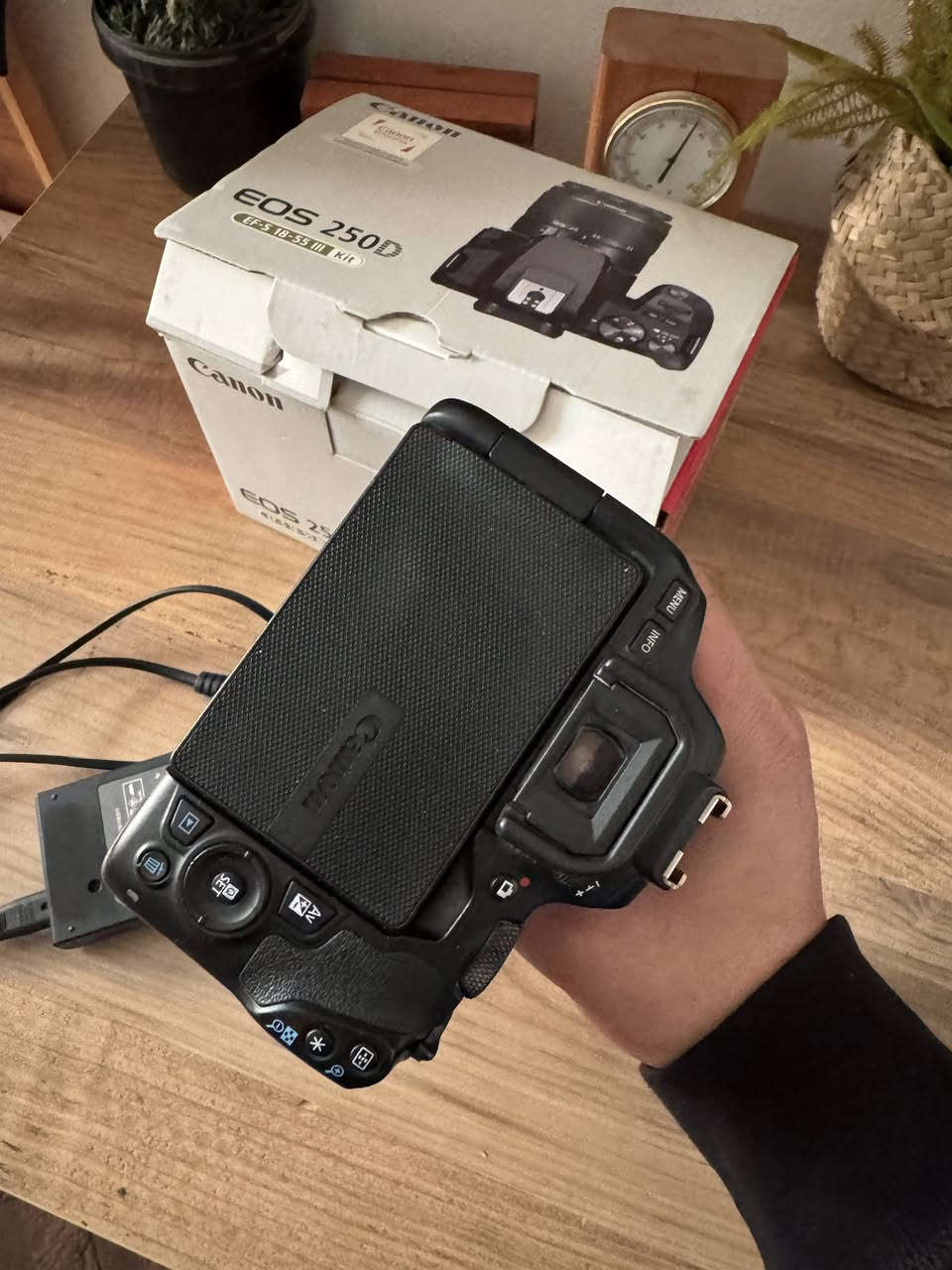 كامره كانون 250D وية الكت مالتها وياهم عدسه 50 ملم فتحه 1/8
الكامره شترها قليل كلش لان ممصورين بيها اصلاً 
السعر 450 الف
مكاني بغداد
(الحريه_غزاليه_جوادين)

***********
