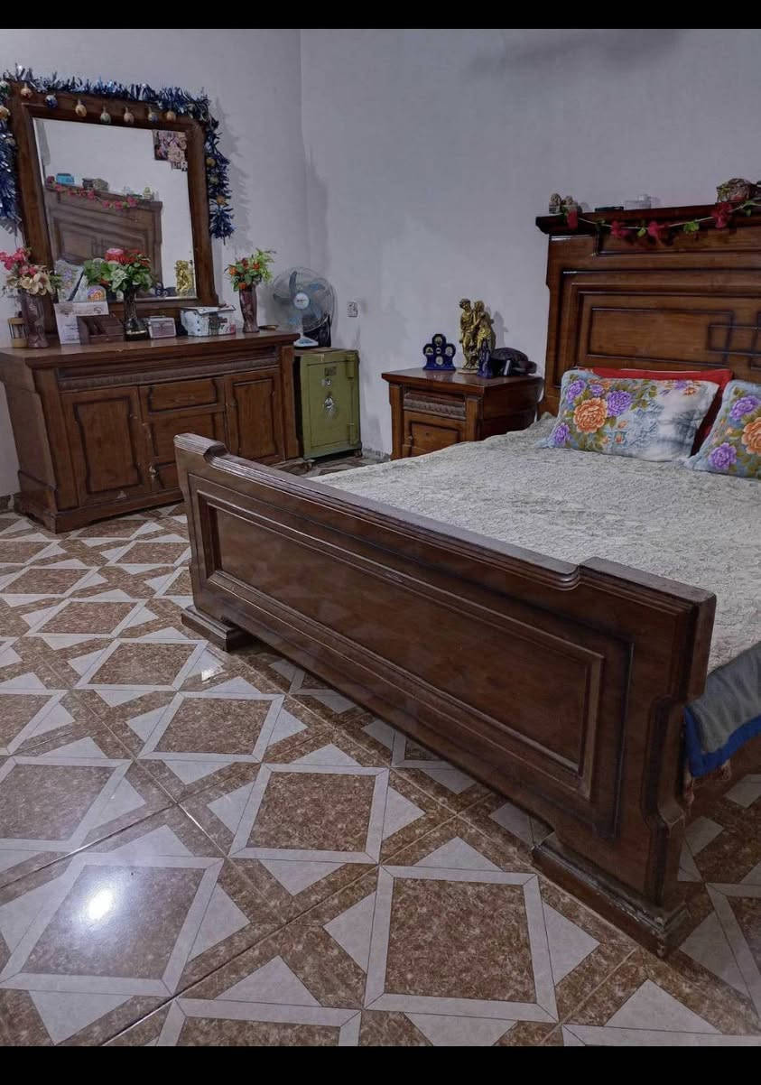 من رخصة الادمن السلام عليكم غرفة اخشاب للبيع نوع ايطالي كنتور ابو ٦ ابواب غرفه فخمة فقط  صيانه المجرات السعر ٣٥٠ وبي مجال الشراي يتصل عل الرقم ***********  الجميع
