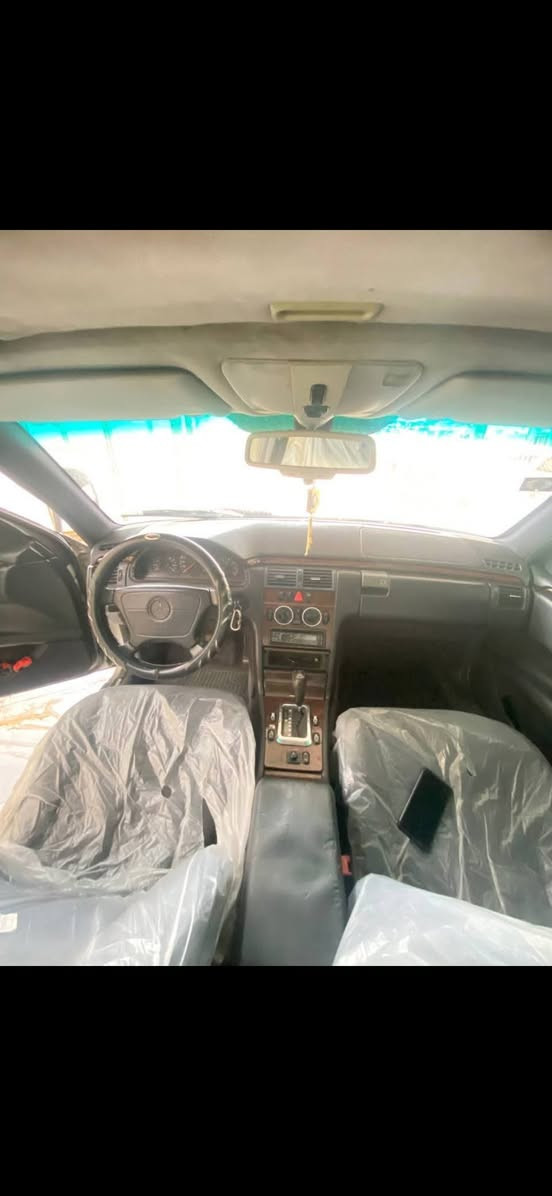 مارسيدس ام عيون موديل ٢٠٠٠
بيها صبغ حزام  
مكانها ديوانيه 
***********
