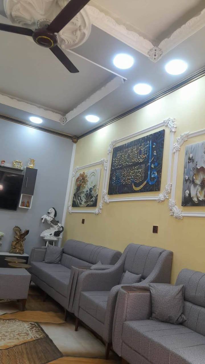 بيت للبيع الاسكان الصناعي النزله الثالثه المساحه  100متر يتكون من 4غرف واستقبال كبير ومطبخ وحمامات داخليه و خارجيه مطلوب ا مبادرة  50 مليون كافه الخدمات موجوده قرب مدرسه الحمزة بناء درجه اولى للاستفسار *********** أو ***********  واتساب
