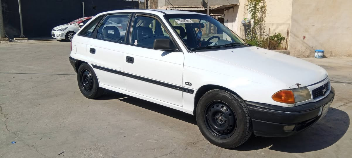 سياره للبيع نظيف كلش محرك 18 موديل 93 بي دفتر بنزين سنويه لغايه 2027 تايرات جديد بطاريه جديد سعر 40بي مجال اتصال الرقم ***********
