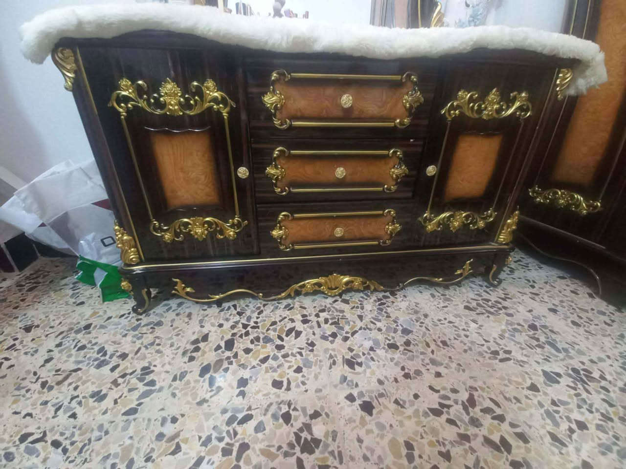 سلام عليكم 
غرفه تركيه ثقيل متكونه من كنتور ٦ أبواب جربايه  ميز تواليت كومديات عدد ٢. طابوريه بدون زاويه  الغرفه عباره عن جديده شخط مابيها شوف العين الغرفه شلت من البيت فليتها حاليا مامشدوده الغرفه مشروطه من بعد ماتنصبها اي ضرر اي خلل بيها ترجعها للبيت الغرفه ماخذها مليون وميتين حتى مانتعامل سعرها 500 بيها مجال بسيط العنوان النجف شارع المطار Singapore


**إذا كنت صاحب هذا الإعلان وتريد حذفه لأي سبب، رجاءا أرسل رسالة إلى الدعم الفني**