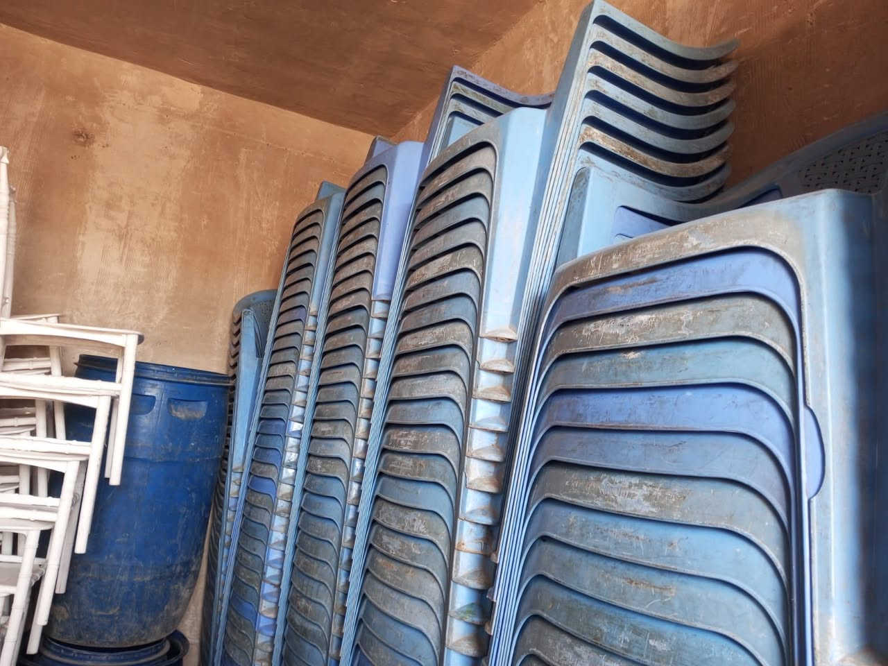 كراسي البيع السعر 5/وطبلات السعر 3العنوان بغداد حيور ***********
