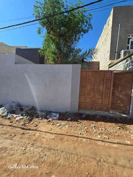 بيت لبيع بشارع المطار القديم المساحه ٢٠٠متر يحتوي على غرف٢ وصاله ومطبح وستقبال  وصحيات ومطارمه وحديقه السعر ٤٨وبي مجال مكتب بركات ام البنين قرب اسواق فدك مقابيل شارع السبيس للستفسار ***********
