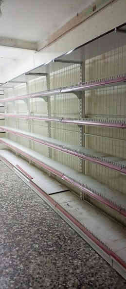 يوجد رفوف سفينه مال اسواق 
 او استعمالات اخرى ..
استعمال 3اشهر 
الطول 7متر 
الارتفاع 5رفوف 
للاستفسار ..الاتصال على الرقم 
***********
