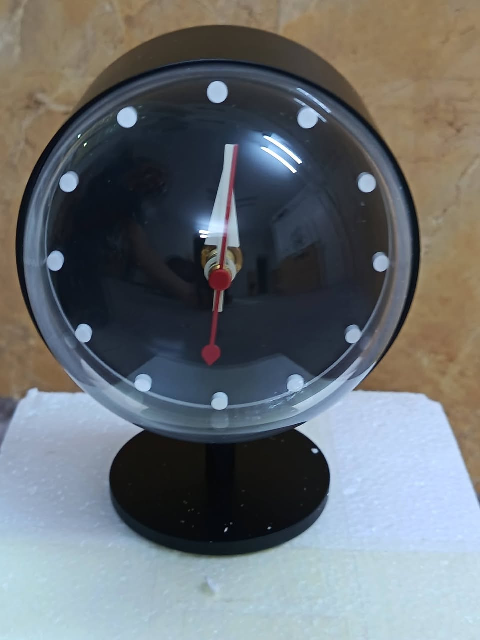 ساعة مكتب "نايت كلوك" (Night Clock) من فيترا بتصميم جورج نيلسون. تتميز بتصميم كلاسيكي من منتصف القرن العشرين مع وجه أسود وعقرب ثوانٍ أحمر مميز.صُنعت الساعة من النحاس والزجاج الأكريليكي عالي الجودة. تعمل بآلية كوارتز عالية الدقة وتأتي مع بطارية بقدرة 1.5 فولت.الأبعاد: يبلغ عرضها حوالي 10.5 سم وارتفاعها 15 سم.

التواصل عالخاص او واتساب ***********. يوجد توصيل لكل المحافظات.
