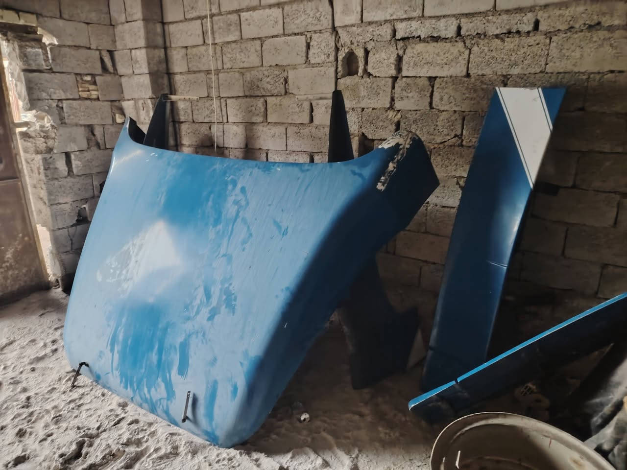 سلام عليكم كاسحه للبيع مال فالفو ٢٠٠٥ قمارة ناصية سعر ١٠ أوراق مكان ديالى ***********
