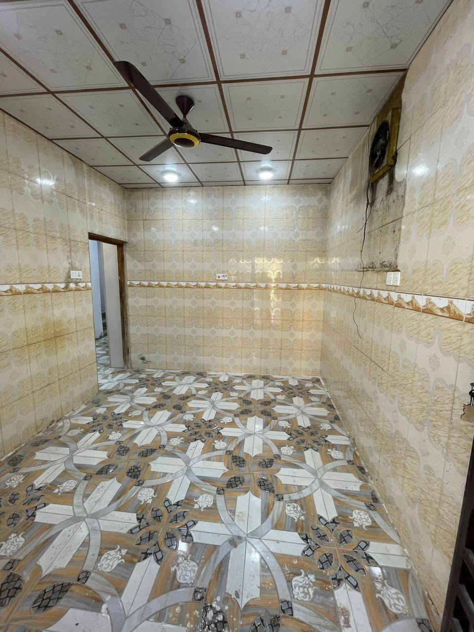 #اسعد_الله_أوقاتكم_بكل_خير ***********
دار  سكن للبيع ⛪️ بسعر بلاش 
بيت حلو  مرتب

#مساحة البيت 300 متر 

#يحتوي البيت على غرفتين نوم 
و ديوان 
و صاله 
و مطبخ 
و صحيات داخلي و خارجي و كراج سياره 
البيت مرتب وجاهز

كافه الخدمات متوفره 

#جنس_العقار :: طابو صرف زراعي بأسم عراقي سند ٢٥   

#العنوان ابو الخصيب الطريزاويه 

سعر البيت 72 مليون  و بي مجال 
#للاستفسار الاتصال على الهاتف 📞📳
📳((***********
