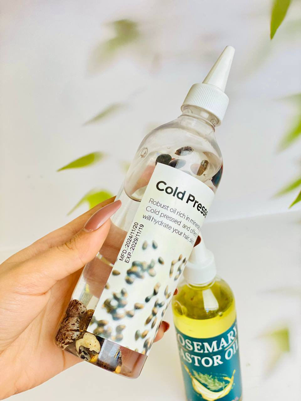 ✨ زيت الخروع الأسود الجامايكي من ماركة Aliver ✨

🌿 زيت طبيعي معصور على البارد
🚫 خالي من الهكسان وغير مكرر

💆‍♀️ يغذي وينشط الشعر والبشرة والأظافر
🌱 يساعد على تعزيز نمو الشعر ويقلل التكسر
💧 يمنح الشعر ترطيب وقوة ولمعان لكل أنواع الشعر

👁️ مثالي للعناية بـ الحواجب والرموش
🧴 ويستخدم أيضاً كـ زيت للتدليك والعناية بالبشرة

✨ عناية طبيعية تمنحك شعر أقوى ولمعان أجمل ✨


**إذا كنت صاحب هذا الإعلان وتريد حذفه لأي سبب، رجاءا أرسل رسالة إلى الدعم الفني**