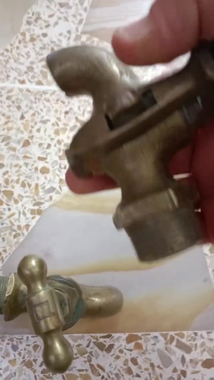 من رخصة الأدمن عندي حنفيات براص  انكليزيات ثقيلات الوزن نظيفات خاليات ىن الاضرار 2مالات خزانات نفط ابيض  2 مالات ماي احجام ثلاثة ارباع السعر مع  توصيل70,الف واتساب متاح ***********
