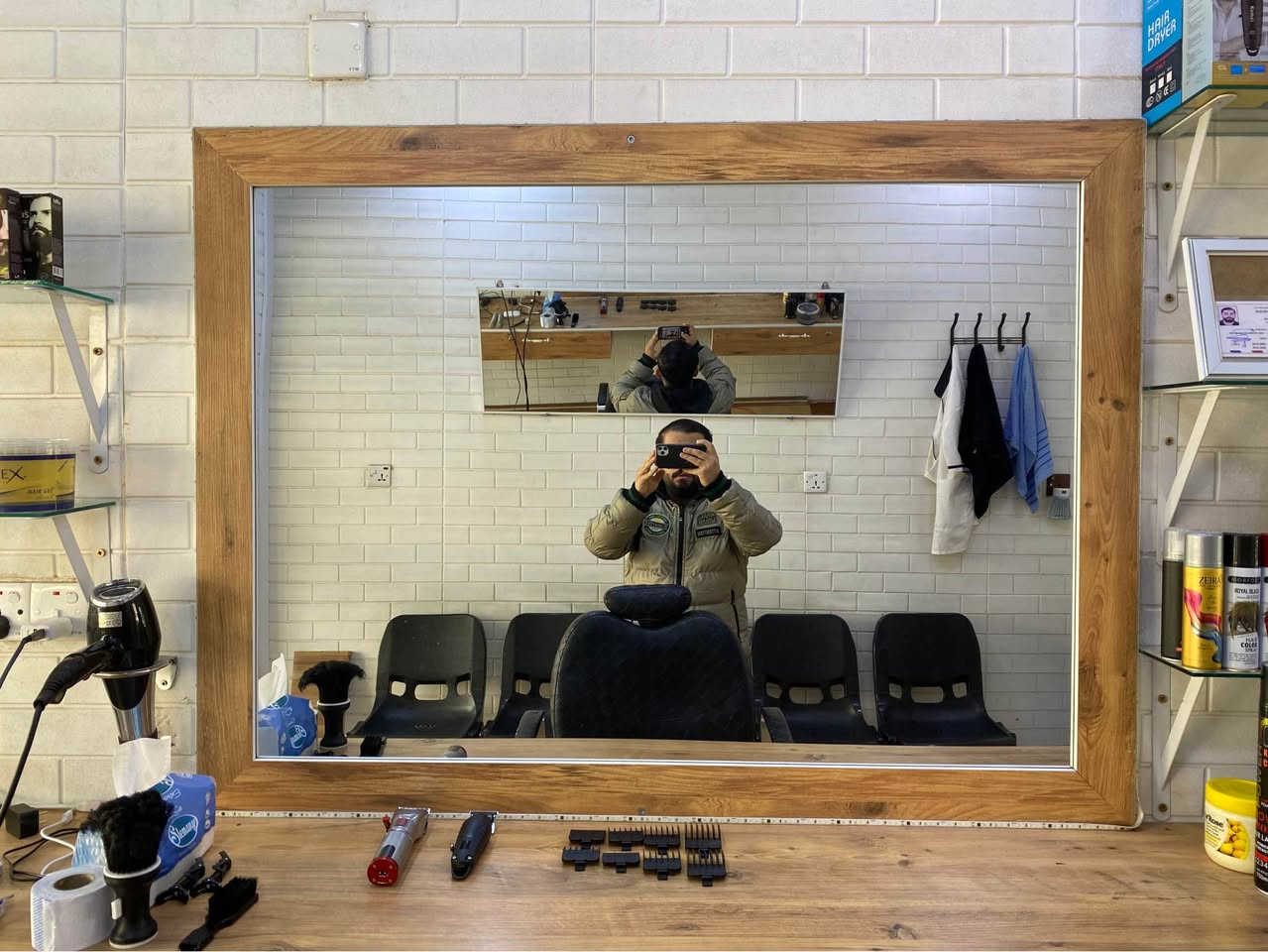 سڵاو ئەم ئەشیانە بۆ فرۆشتن 

رەفەی دەلاکی و ئاوێنەکەی بۆ فرۆشتن زۆر تازەیە 
رەفەکە mdf و دریژیەکەی ٢ مەترو نیوو پانیەکەی ٤٠ سانتیمە 
ئاوێنەکە  درێژی ١ مەتر و نیو 
پانیەکەی 1 مەتر
نرخی ١٧٠ هەزار کەمێک معامەلە 

کورسی دەلاکی بۆ فرۆشتن زۆر تازەیە و جەگ و گێری مەزبووتە و کێشەی نیە هیچ شوێنێکی نەدراوە نرخی ١٥٠ هەزار و کەمێک معامەلە 

ئاوێنەی پشتەوە سپیەکە بۆ فرۆشتن 
درێژی ١ مەتر و نیوو
پانی ٥٠ سانتیم 
نرخی ٢٨ هەزار  قفڵ 

رەفە بچووکەکان بۆ ئەشیادانان لەسەریی بۆ فرۆشتن 
درێژی ٥٥ سانتیم پانی ١٧ سانتیم 
هەمووی بە یەکەوە ئەفرۆشم ٥ دانەیە بە ٢٥ هەزار قفڵ  

ناونیشان سلیمانی ڕاپەرین 

نامە بنێرن یان تەلەفون بکەن لە خزمەتانام
***********

تکایە گەر موشتەری نیت سەرمان مەیەشێنە لەگەڵ رێزم السليمانية, العراق
