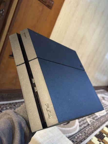 السلام عليكم بلي فور فات  مهكر نضام 9.00 ذاكرة 500 لووووك مستخدم شي قليل كلش تشوفه بعينك الجهاز اذا مو ع كلامي لتاخذة نضافه 100‎%‎ لووك ستيكر يحتوي على 7 العاب وكافه ملحقاته دبل جوستك انطيك بي ضمان شكد متريد وخادم للطيبين.
السعر235 الف رقمي *********** مكاني كركوك وعندي توصيل.
