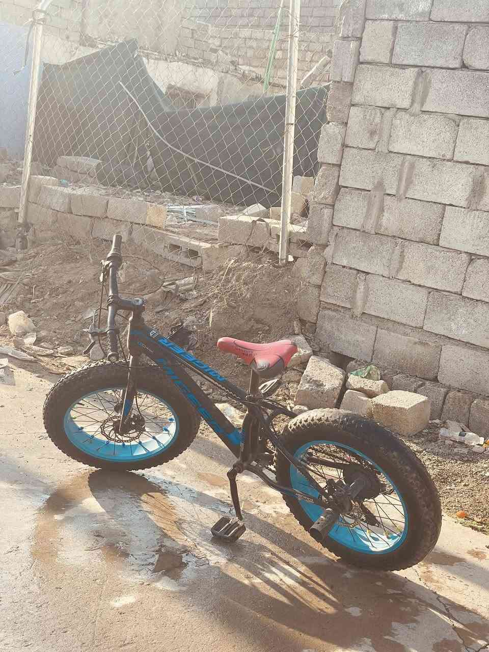 سلام عليكم باسكل جبلي شركةMIGEERماركة اصليه حجم الاطار20X4.0جبليات اصليه 6نمر سريع 💨 حجم الباسكل20بوصه يعني وسط الحجم تاخذو ما تصرف عليه ربع رايدو ب135ويه الحماليات وبدون الحماليات ب125الف ما يعوزو غير صجمات ب3الاف  قعاديه رياضي بريكات سليمه للتواصل على الرقم  فقط خاص ما موجود يتحمل وزن١٤٠كيلو***********
