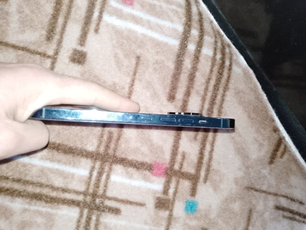 سلام عليكم مبايل 13بر ماكس مكفول البطاريه82الطبيعيه الشرق الوسط مو أمريكي بس هاذه كسر شويه لا يمشي ولا يمً كأمره تأخذ تفحص وين ما تريد ألون زيتوني كلشي شغال ما طاب تصليح ابد السعر650 ذاكره256 مكاني الرميثه رقمي