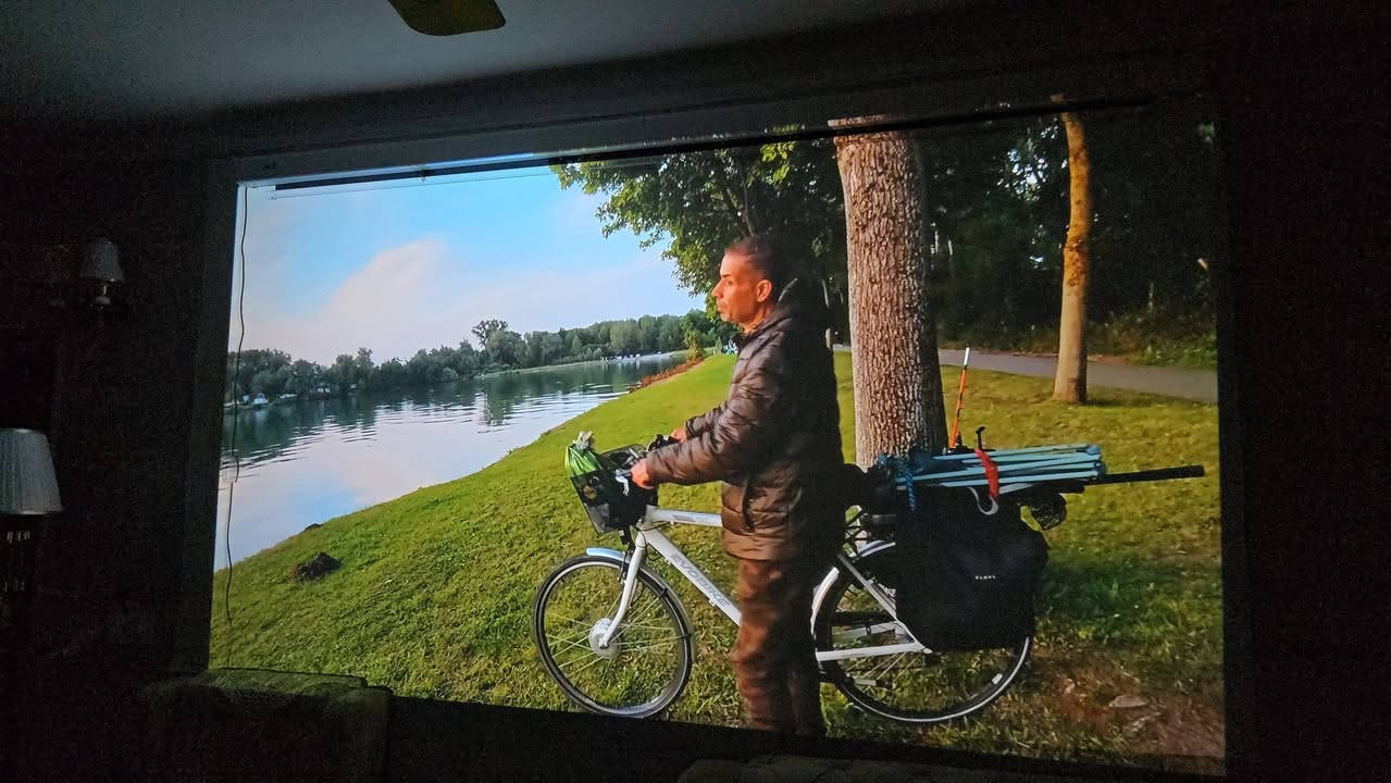 ZOOMCAT C12 – Smart Projector (Whale TV)
وهذه أهم مواصفاته (مجمّعة من بيانات هذا الموديل وما يشابهه):
📺 المواصفات الأساسية
الدقة الأصلية: ‎Full HD 1920×1080 �
نوع العرض: LED  �
العمر الافتراضي للمصباح: حوالي 30,000 ساعة �

التباين: تقريباً ‎20000:1 �

​دعم التطبيقات: الجهاز معتمد من Netflix بشكل مسبق، مما يعني أنه يمكنك تشغيل التطبيق مباشرة من واجهة الجهاز (Smart UI) دون الحاجة لجهاز خارجي في الغالب.
​التركيز التلقائي (Auto Focus): يحتوي على ميزة الضبط التلقائي للعدسة، مما يغنيك عن تدوير العدسة يدوياً للحصول على صورة حادة.
​تصحيح الانحراف التلقائي (Auto Keystone): يقوم الجهاز بتعديل زوايا الصورة تلقائياً لتكون مستقيمة ومربعة حتى لو لم يكن الجهاز موضوعاً في منتصف الشاشة تماماً.
​ملاحظات إضافية من الملصق العلوي:
​يظهر في الملصق الصغير أعلى العلبة كلمة "4K"، وهذا يشير غالباً إلى أن الجهاز يدعم فك تشفير محتوى 4K (أي يمكنه قراءة ملفات 4K وعرضها بدقة 1080p)، وليس أن العدسة تعرض بدقة 4K حقيقية.
​الجهاز مصمم ليكون "Smart Projector" يدعم تطبيقات البث الشهيرة مثل YouTube وNetflix.

للحجز والاستفسار واتس اب

***********
