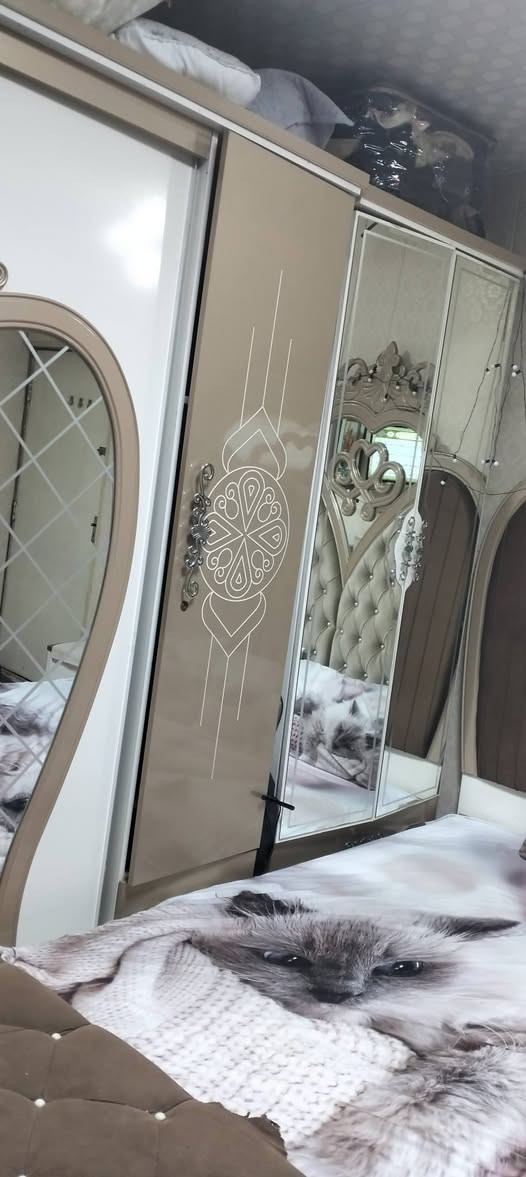 سلام عليكم غرفه نوم للبيع اخت الجديده 
جديده شوفه العين مال عريس يريد يسافر سعره 950الف سعره معرف فوق ال 1,500
مكاني سبع اقصور رقمي ***********اتصل ودلل
