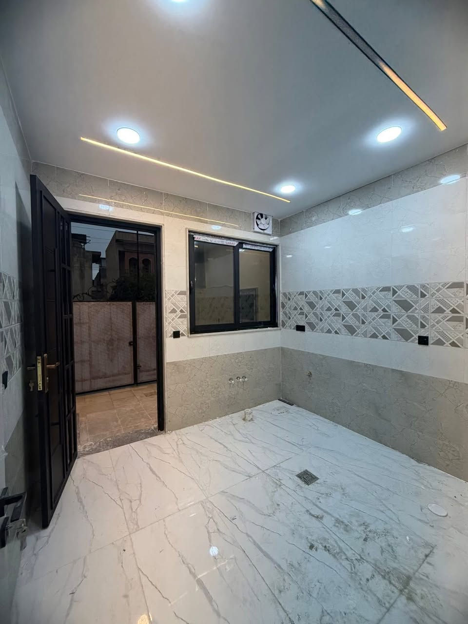 دار للبيع 
الموقع : حي البلديات ( قرب سايدين طب الاسنان )
المساحة : 104 متر
الواجهه : 7 متر
الاتجاه : شروق ابتدائي
شارع تبليط 12 متر
الطابق الاول : غرفة نوم وهول واستقبال ومطبخ وصحيات
الطابق الثاني : غرفتين نوم وهول وصحيات
نستقبل عروضاتكم في اغلب مناطق الجانب الايسر
للاستفسار مراجعة مكتب المدينه سايدين الصديق 
***********
***********

لمعرفة السعر الانضمام إلى قناتنا في التليكرام عبر الرابط ادناه 

https://t.me/al_madena
