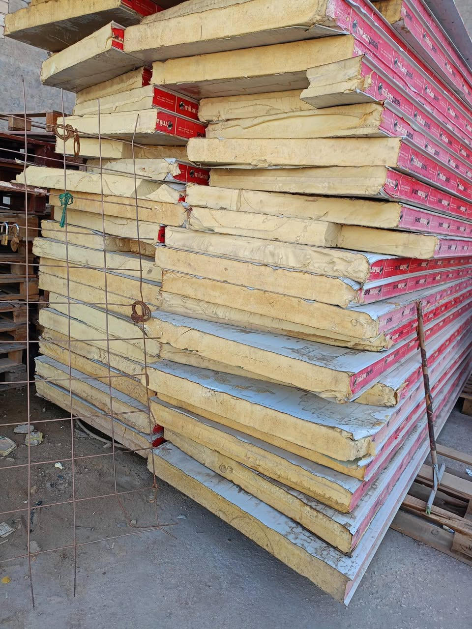 سندويج 10 سنتيم سمك تركي
عندي الف متر بيهن جداري وبيهن سقفي 
مستعمل ونضيف 

المتر 15 الف 
واذا شلعه كاملة احسبهن بسعر مناسب 

***********

مكاني كربلاء الامن الداخلي
