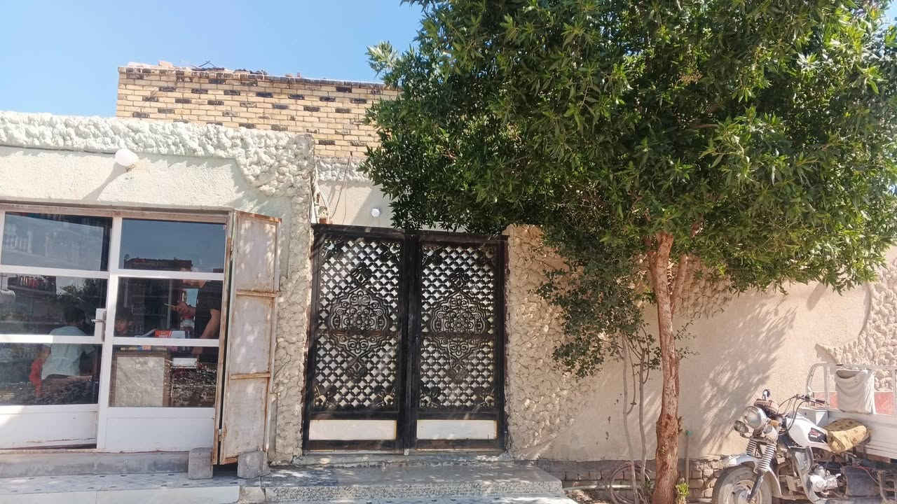 بيت زراعي للبيع مساحه 210 طريق سوق الشيوخ فضليه نزله مدرسه الامام لباقر ع تبليط مباشر لبيت يحتوي على ثلاث غرف وصاله ومطبخ وصحيات وديوانيه وساحه ومحل جبير اسواق قريب ع شارع العام يبعد 70 متر عن شارع 
وسعر معقول 48 وبي مجال ***********
