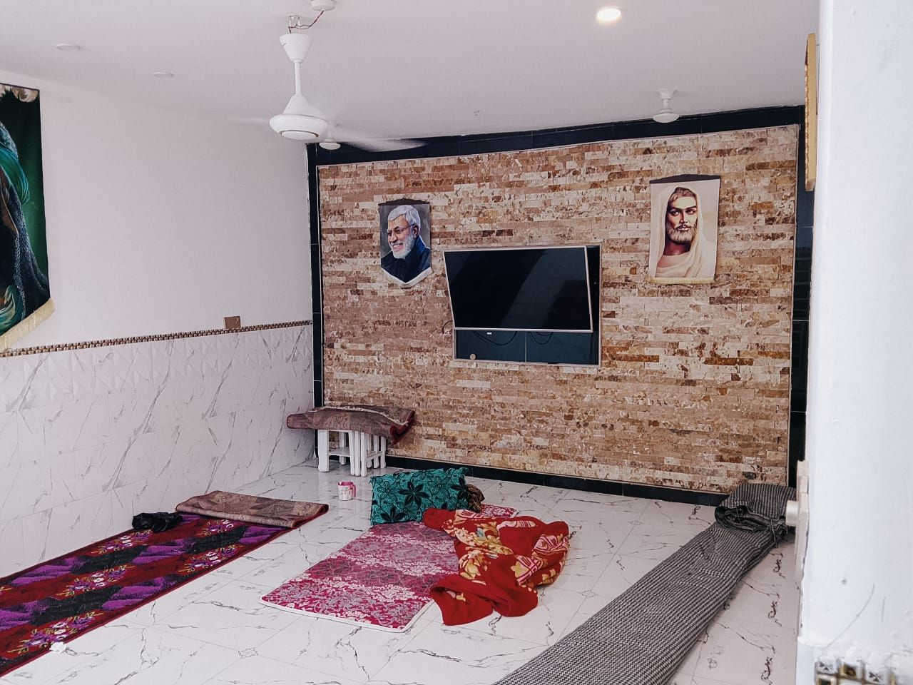 ♢دار سكن 200م بحي الحوراء♢
♢ رقم الإعلان {62}♢
------------------------------
♢المنطقة:: شارع الملة
♢نوع العقار:: دار سكن 
♢المساحة:: 200م
♢الوجه:: 10م
♢النزال:: 20م
♢عرض الشارع:: 10م
♢سنة البناء:: قديم مرمم حديث
♢تفاصيل البناء:: طابق واحد 
♢طابق أول يتكون من:: استقبال وهول ومطبخ وغرفة نوم عدد(2) وصحيات وطرمة
♢أقرب نقطة دالة:: قرب أفران الرحمة
------------------------------
👈🏻 اكتب <تم>  ليصلك السعر
ولمزيد من التفاصيل يرجى مراسلة بريد الصفحة خاص

👈أو زياره مقرنا الكائن في: [حي الحوراء] 
      [شارع سيد يعقوب أو شارع المواكب]          

#دارسكن #مشتمل #قطعة_أرض
 #حي_الحوراء_الأولى


**إذا كنت صاحب هذا الإعلان وتريد حذفه لأي سبب، رجاءا أرسل رسالة إلى الدعم الفني**