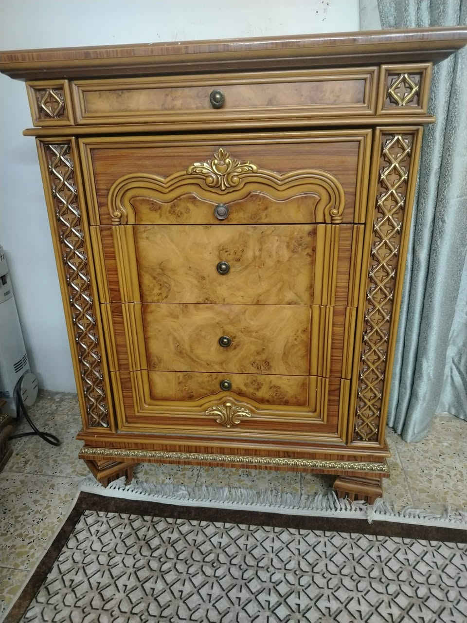 بسيديه وسعر خاص  ونضيفه وخشب ثقيل جدا


**إذا كنت صاحب هذا الإعلان وتريد حذفه لأي سبب، رجاءا أرسل رسالة إلى الدعم الفني**